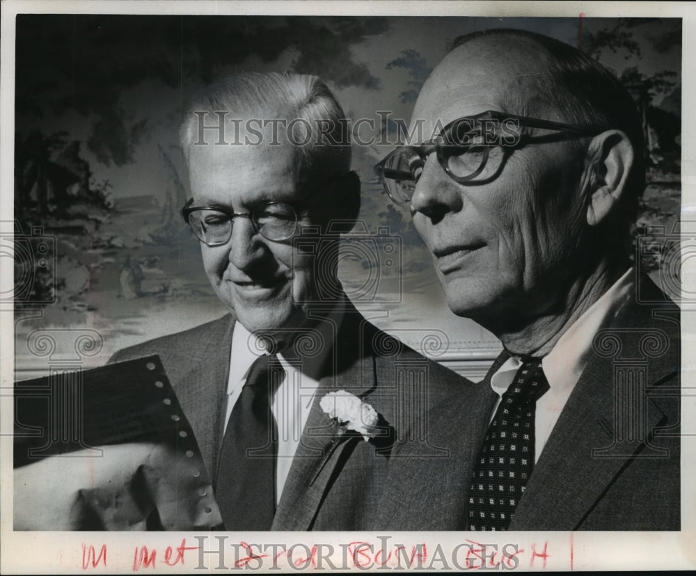 1962 Press Photo J.B Buchanan (left) with Donald Barley at the Wisconsin Club - Historic Images