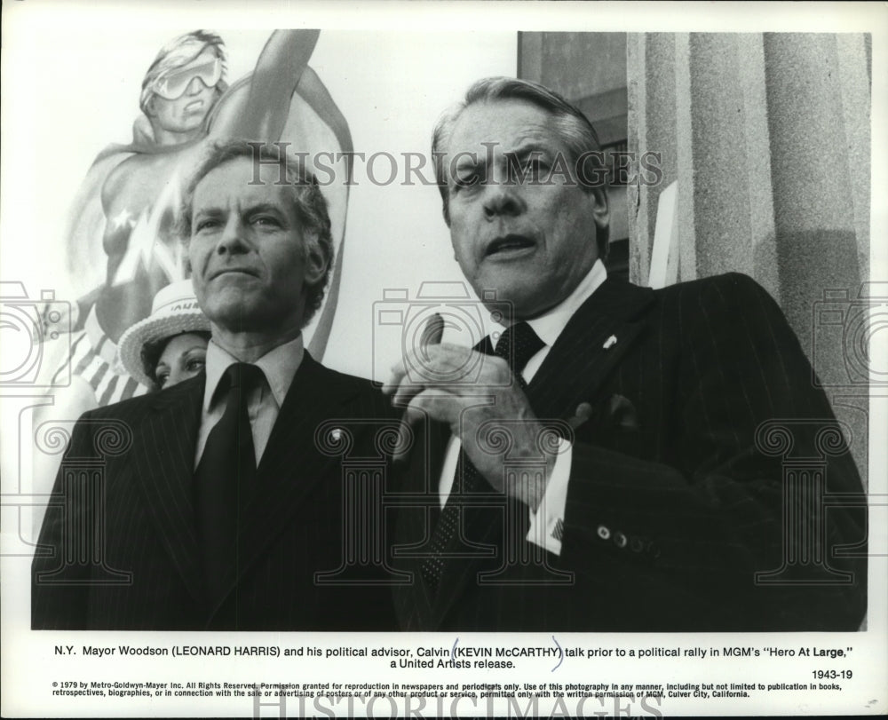 1979 Press Photo New York Mayor Woodson and Advisor Calvin in &quot;Hero At Large&quot;-Historic Images