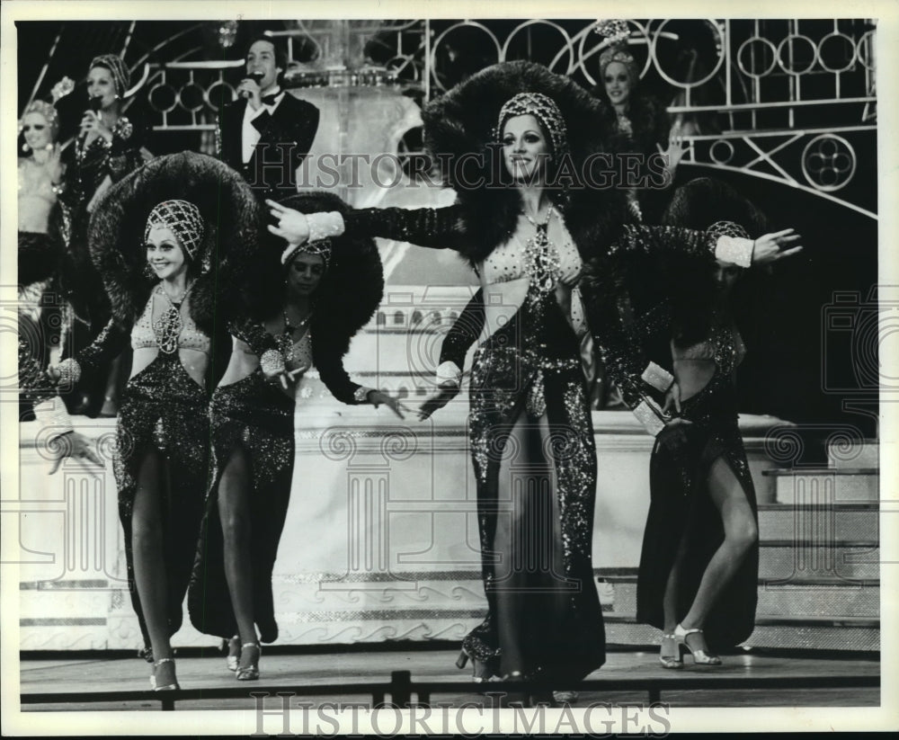 1990 Press Photo Dancers in "Lido de Paris" Show at the Stardust in Las Vegas-Historic Images