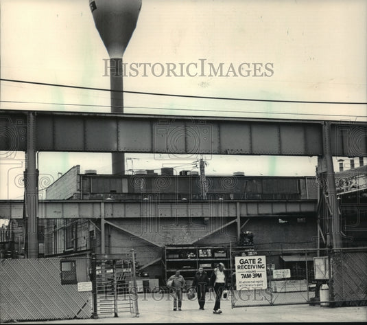 1985 Press Photo Bucyrus-Erie Workers Leave the South Milwaukee Plant, Wisconsin - Historic Images