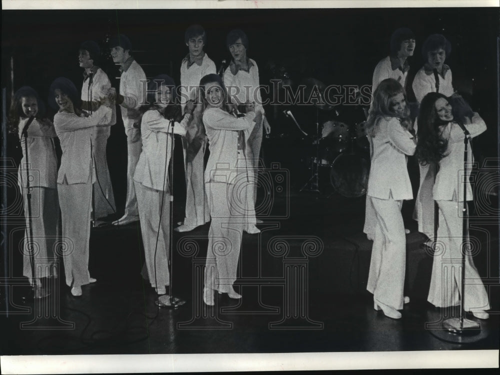 1974 Press Photo The Brothers and Sisters at the Pfister Hotel Tuesday Night-Historic Images