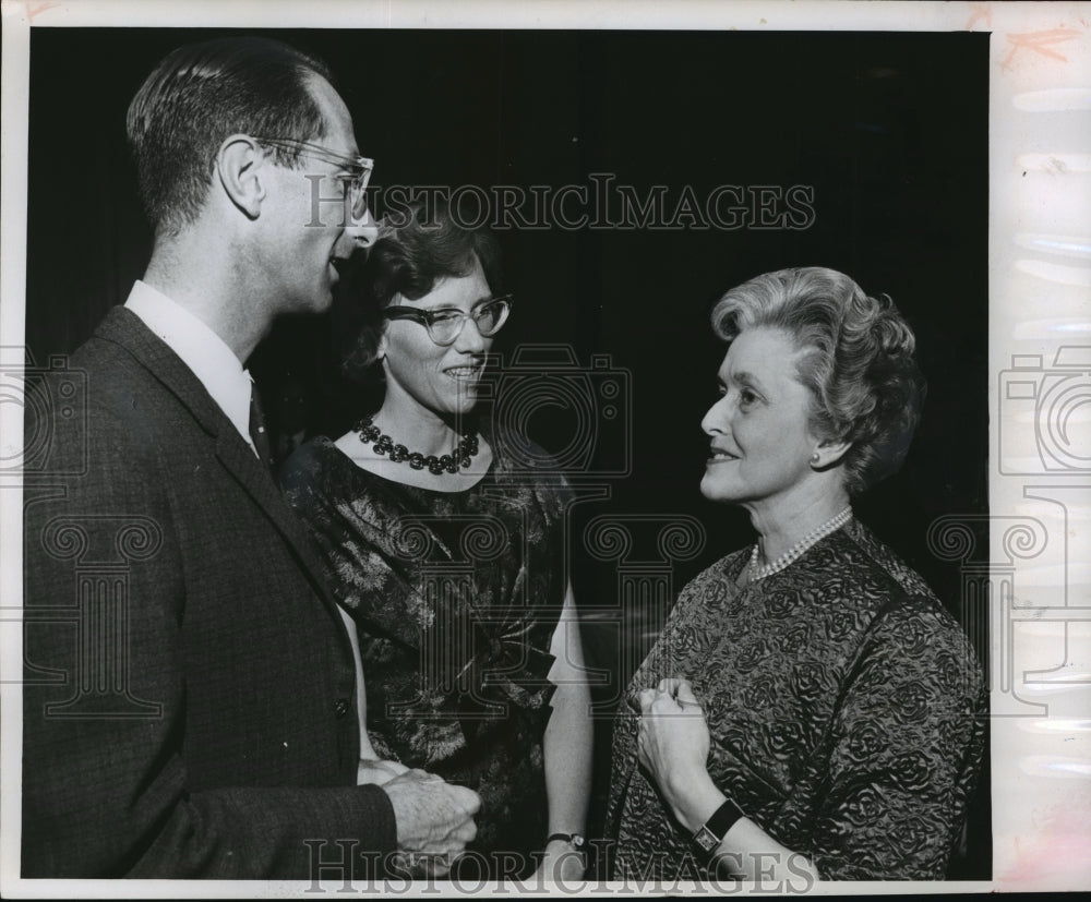 1953 Press Photo Mr. and Mrs. William Chester, Jr., with Mrs. Edmund Fitzgerald - Historic Images