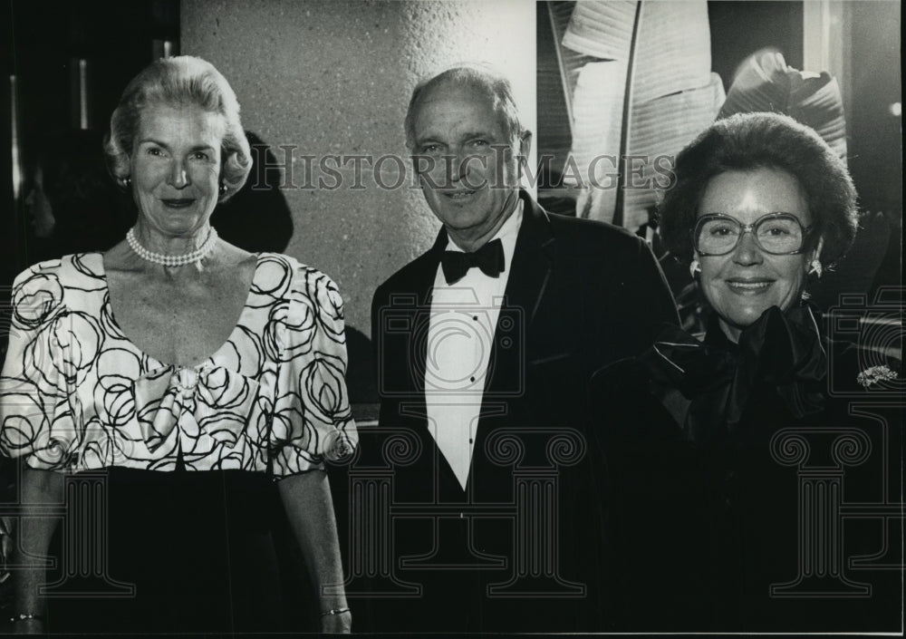 1988 Press Photo Cissy and John Bryson with Jacquie Macomber at Bradley Center-Historic Images