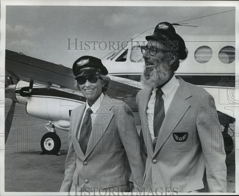 1976 Press Photo William Chester Jr., and wife, Priscilla land at Mitchell Field - Historic Images