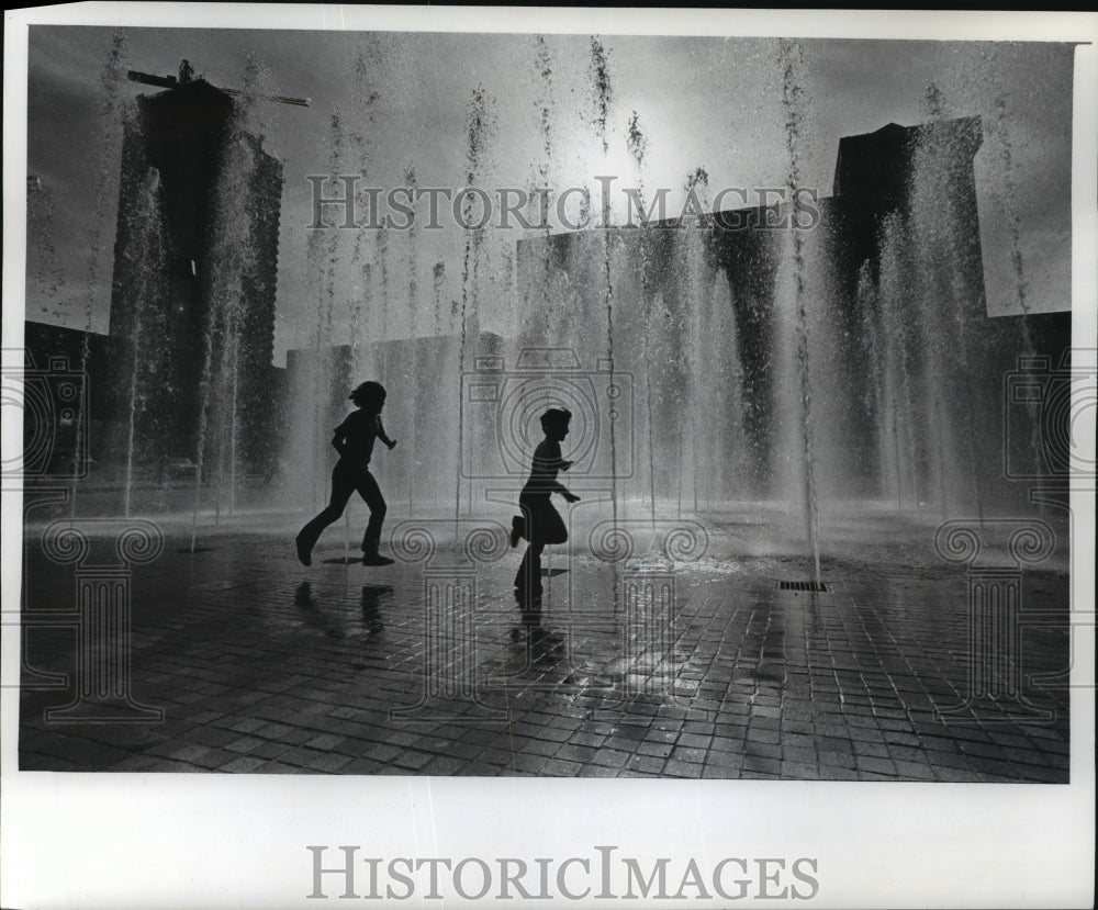 1976 Press Photo Joseph and Danny La Gue Race Across Plaza Crown Center Hotel-Historic Images