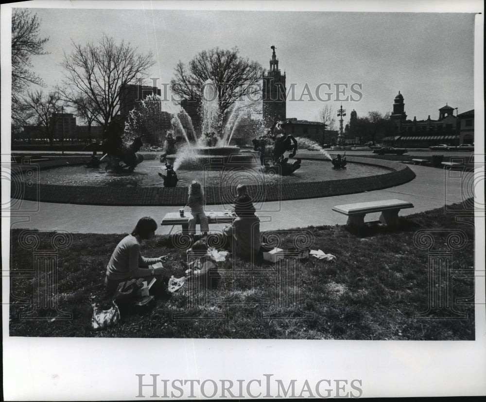 1976 Press Photo Picnickers Eat Near JC Nichols Memorial Fountain in Kansas City-Historic Images