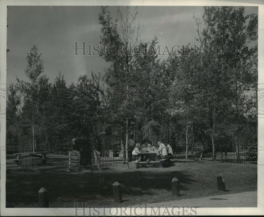 1953 Press Photo Group Enjoys Sunday Breakfast at Roadside Park in Michigan's UP - Historic Images