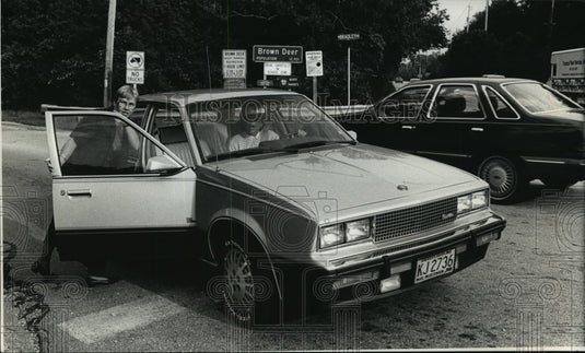 1989 Press Photo Nona Roesier & Driver Discuss Intersection Problems, Wisconsin-Historic Images