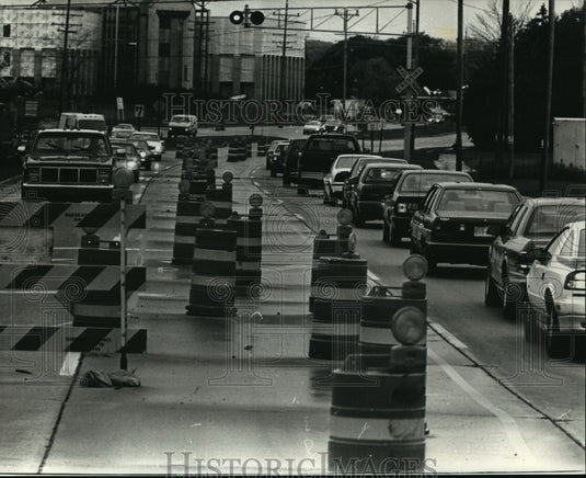 1990 Press Photo Road near Wisconsin Central Limited Railroad track Brown Deer-Historic Images