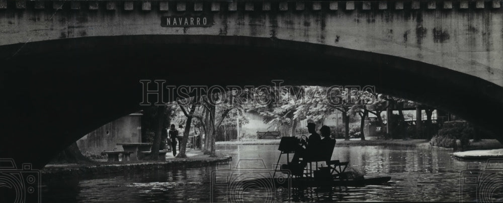1983 Press Photo Paddle Boat Riders Under Navarro Bridge, San Antonio Riverwalk-Historic Images