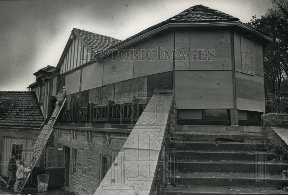 1992 Press Photo Workers Board Up Windows on Boathouse in Brown Deer Park-Historic Images