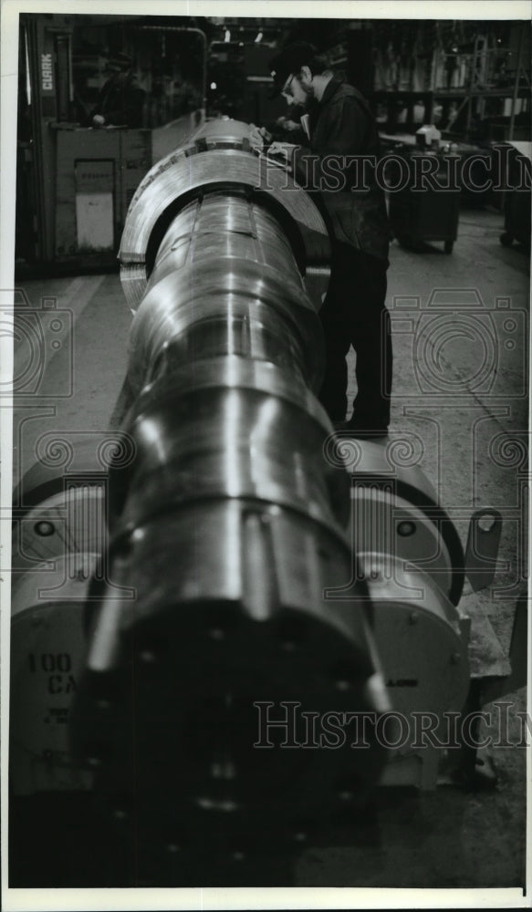 1994 Press Photo Fred Birchbauer II Rebuilds 50-Ton Generator Rotor at Siemens-Historic Images