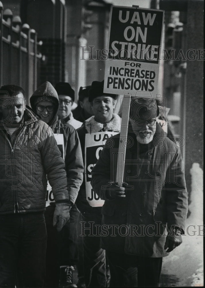 1974 Press Photo Workers Picketed Outside Allis Chalmers Plant in West Allis - Historic Images