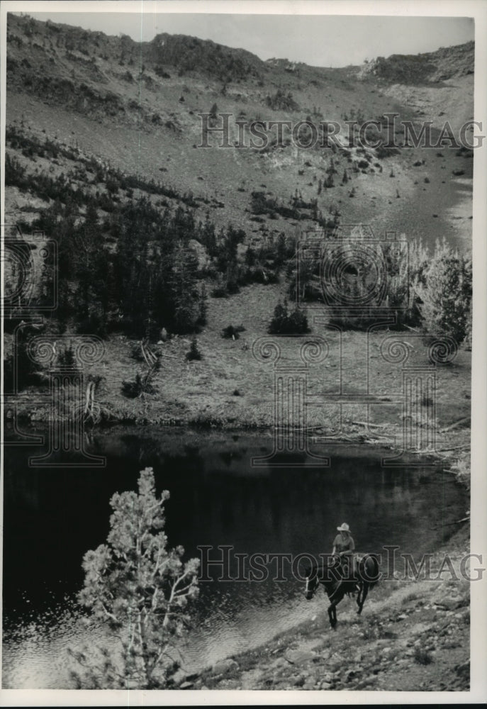 1988 Press Photo Kim Smith on horse, Emerald Lake, Jarbidge Wilderness in Nevada - Historic Images