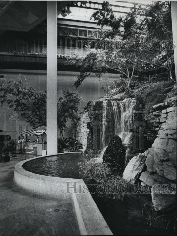 1976 Press Photo Lobby fountains shop area of Crown Center, Kansas City Missouri - Historic Images