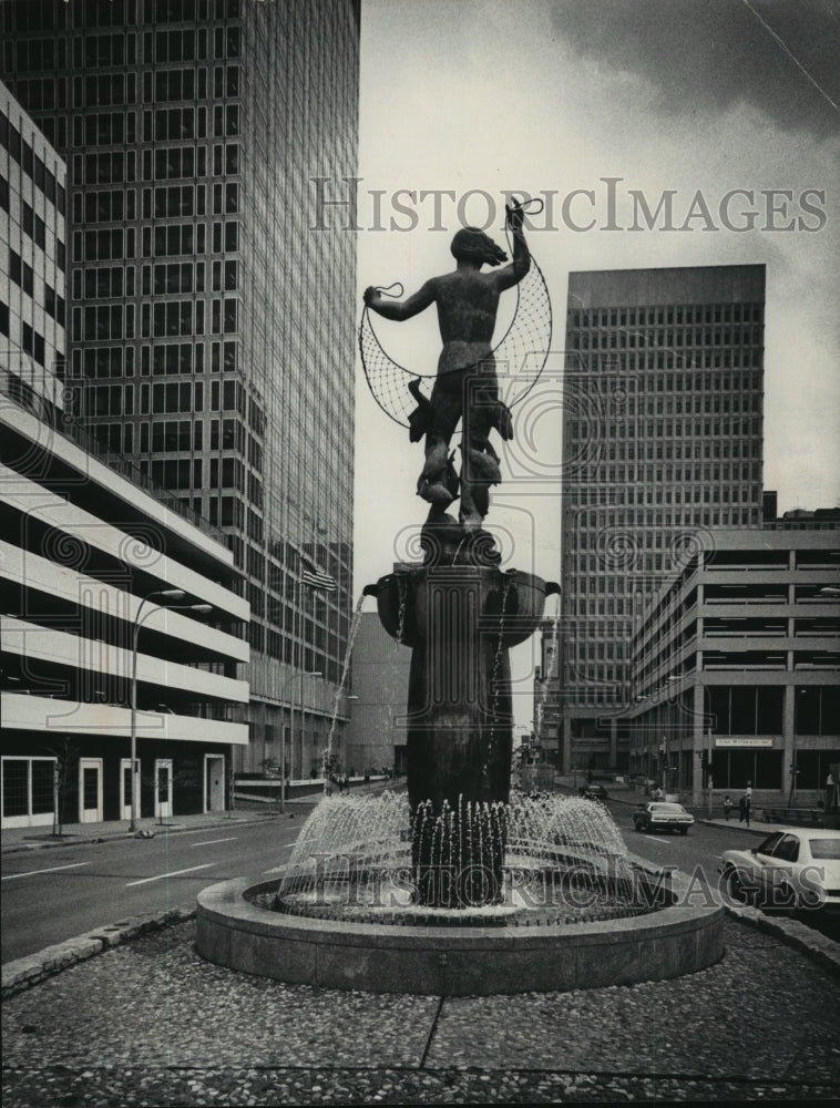 1976 Press Photo Fisherman Statue, Commerce Bank Tower, Kansas City, Missouri - Historic Images
