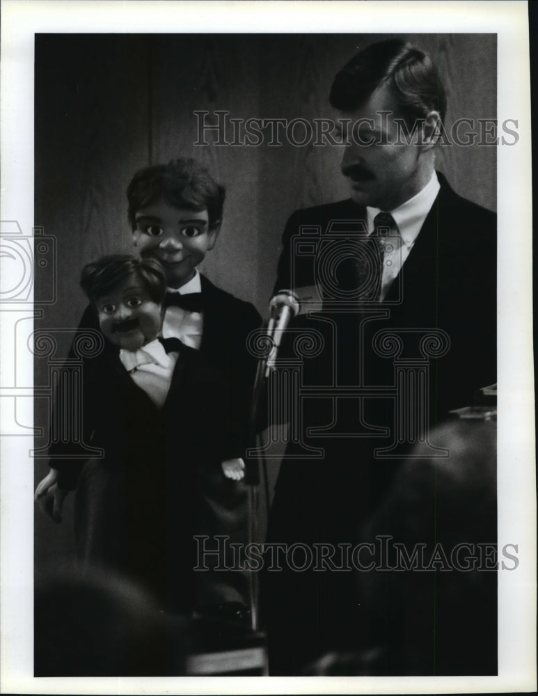 1993 Press Photo Dale Brown,his Chip and Chip&#39;s dummy Dale, spoke at Bayside. - Historic Images