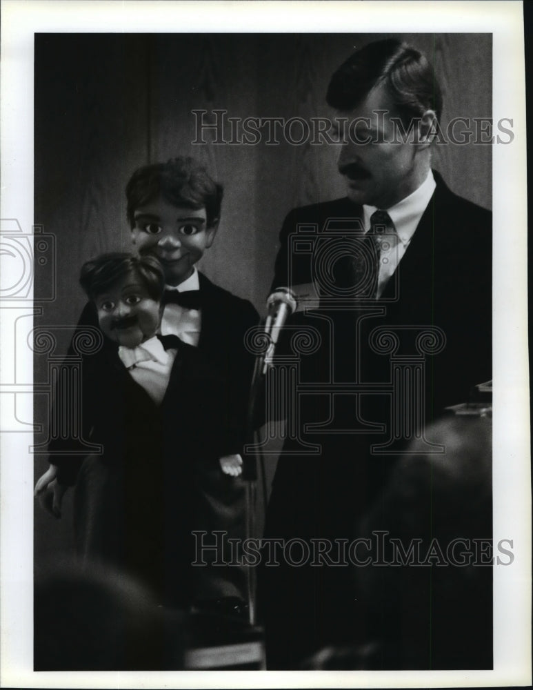 1993 Press Photo Dale Brown,his Chip and Chip's dummy Dale, spoke at Bayside. - Historic Images