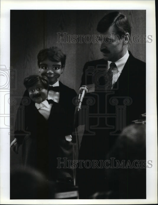 1993 Press Photo Dale Brown,his Chip and Chip's dummy Dale, spoke at Bayside. - Historic Images