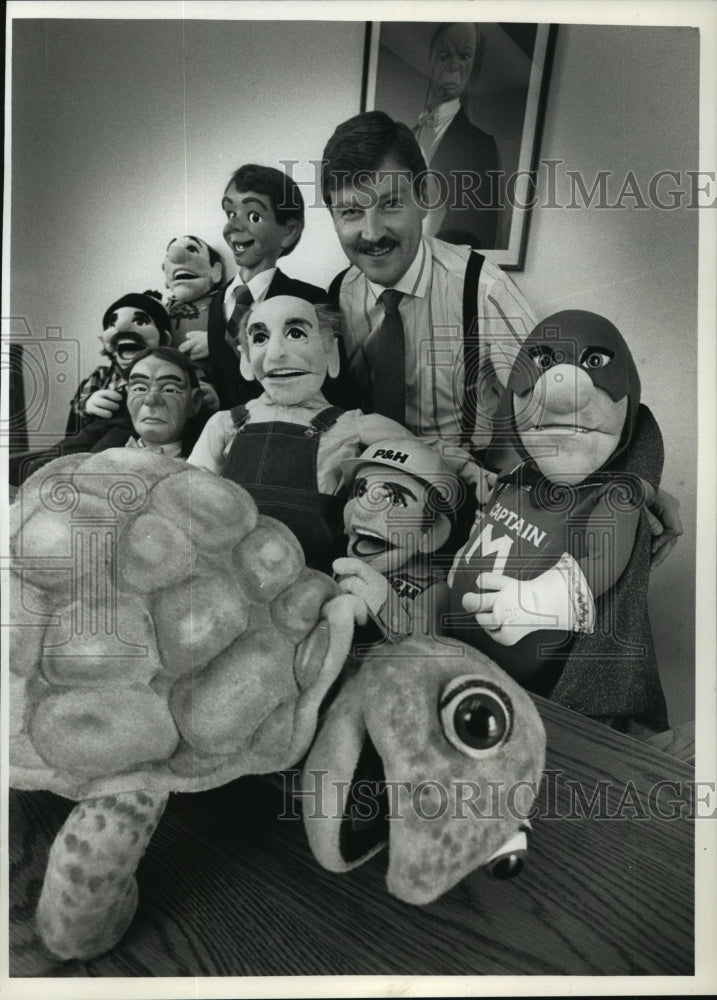 1989 Press Photo Public Relations Specialist and Ventriloquist Dale Brown-Historic Images