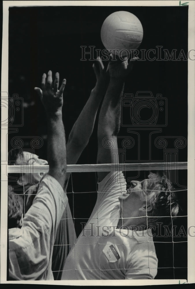 1984 Press Photo Guys Playing Volleyball in Brown Deer Park in Wisconsin-Historic Images