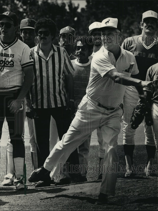 1986 Press Photo Former Braves, Bobby Avila threw out first pitch, baseball-Historic Images