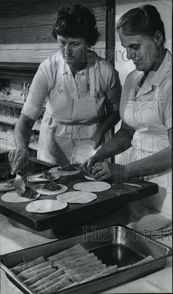 1965 Press Photo Mrs. Werner Buchel and Mrs. Sue Reuter Making Enchiladas-Historic Images