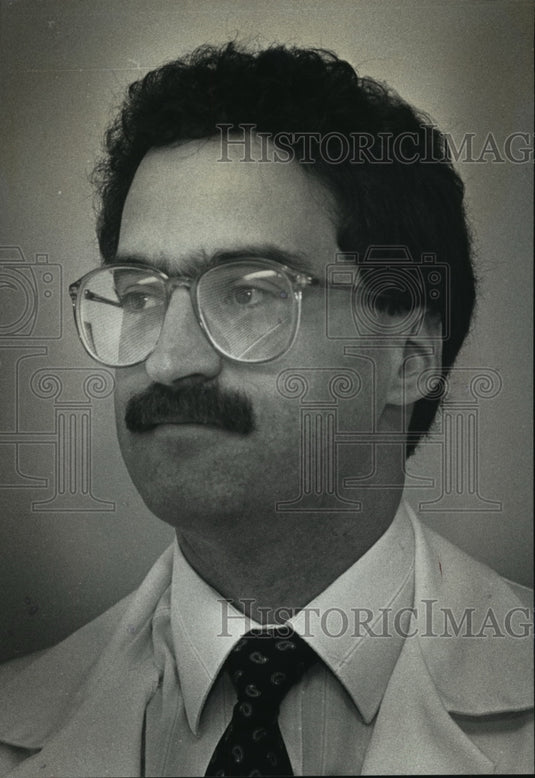 1990 Press Photo James D. Buck, physician: There are time he just bows out-Historic Images