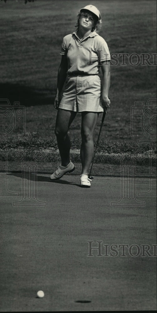 1987 Press Photo Jenny Buchanaqn misses a putt at Fond du Lac South Hills-Historic Images