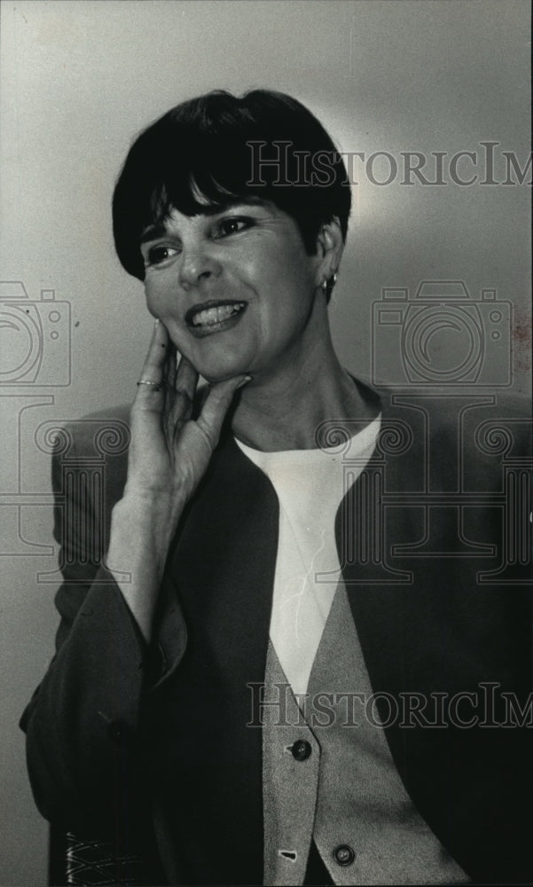 1992 Press Photo Ali MacGraw, in town to promote her book "Moving Pictures"-Historic Images
