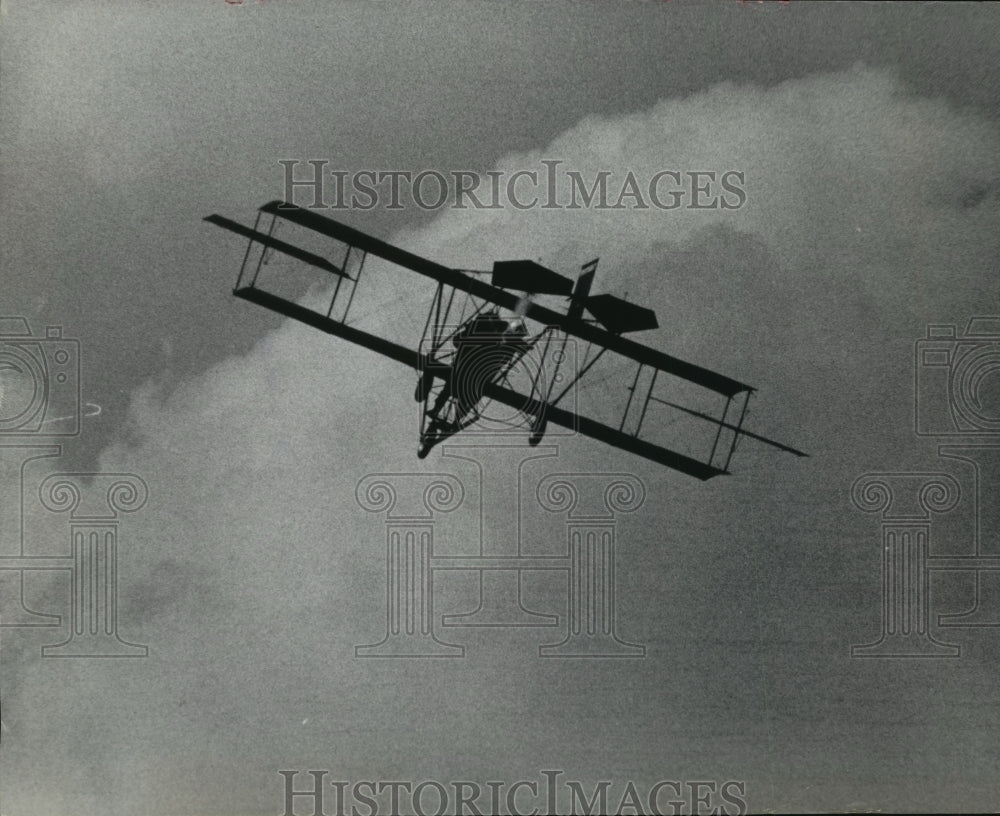1967 Press Photo 1912 Curtiss pusher over General Mitchell field at air show-Historic Images