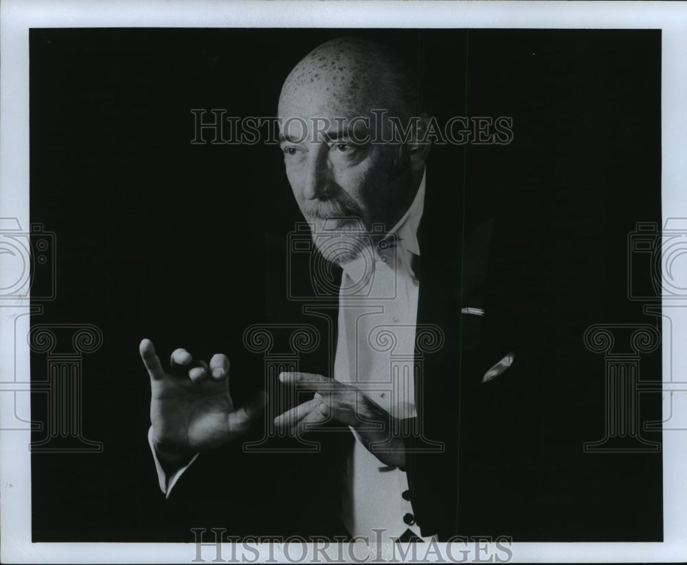 1977 Press Photo Emerson Buckley Conducting Score "La Boheme" - mja61963-Historic Images