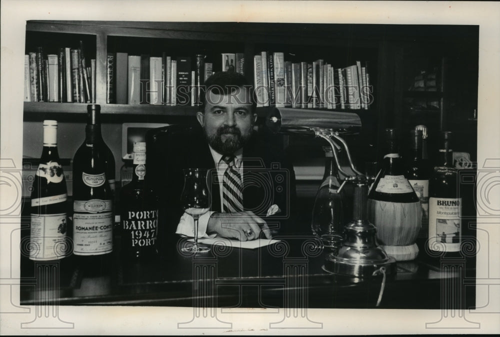 1990 Press Photo Lou Bruno Owner of Bruno Wine and Spirits Incorporated-Historic Images