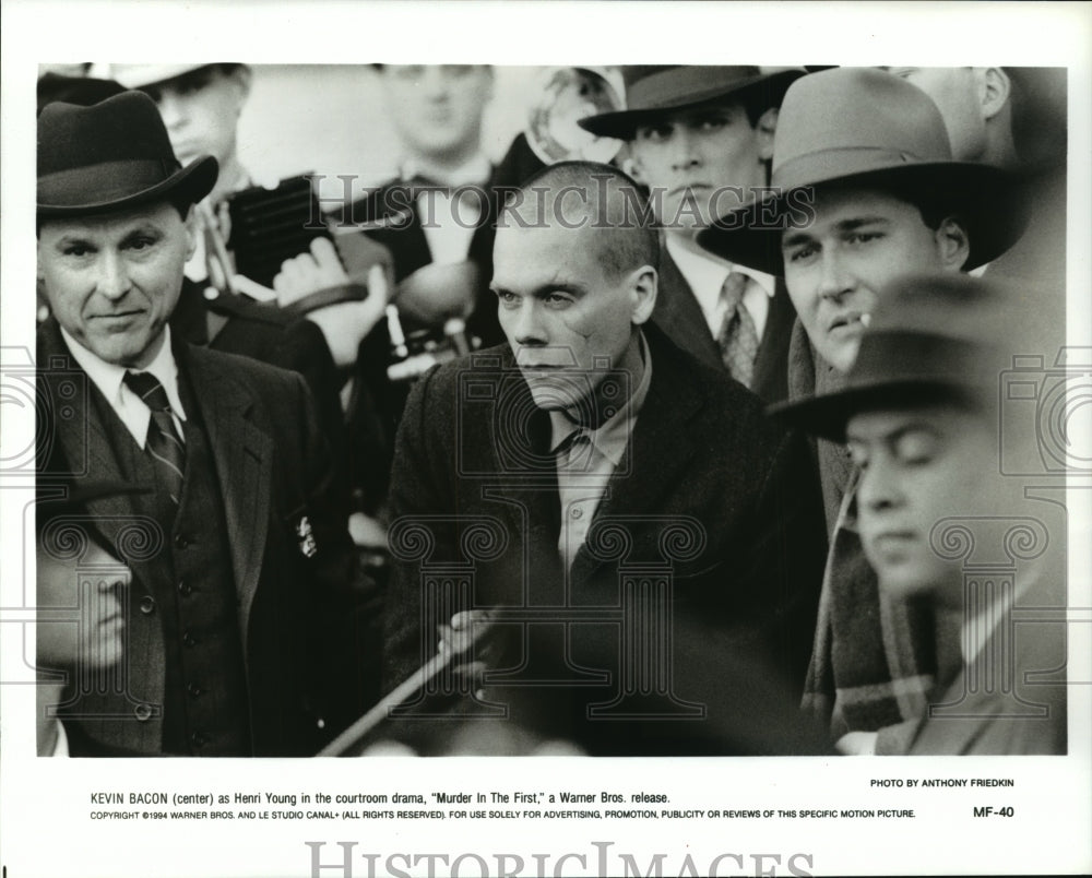1995 Press Photo Kevin Bacon as Henri Young in &quot;Murder in the First&quot; - Historic Images
