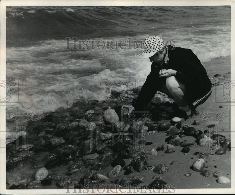 1962 Press Photo Mrs. Wayne Schieber looking at rocks on the beach - Historic Images