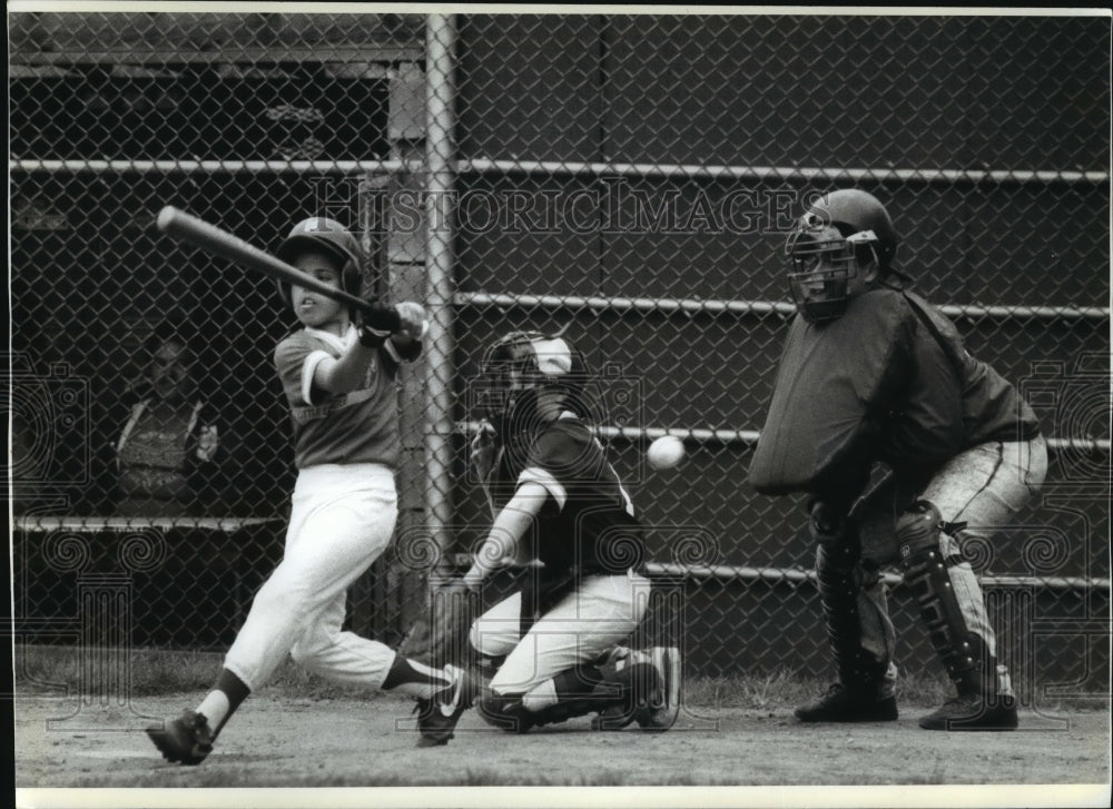 1989 Press Photo Raphael Riveria, Little Leaguer in the Bronx, NY, strikes out-Historic Images