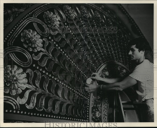 1985 Press Photo Conrad Schmitt Studios Employee at Union Station in St. Louis-Historic Images