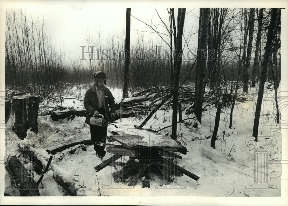 1989 Press Photo Eugene Grapa Burns Tree Stand in Chequamegon National Forest-Historic Images