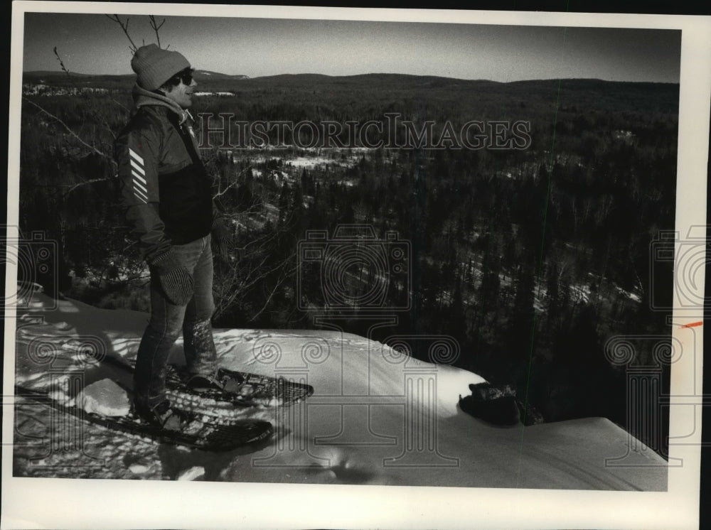 1989 Press Photo Robert Barabe Snowshoes Up Bluff in Chequamegon National Forest-Historic Images