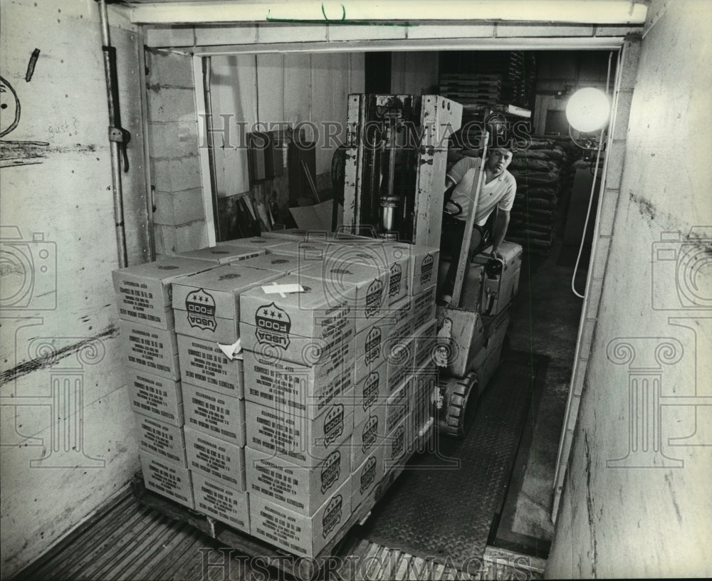 1982 Press Photo Todd Smith Moves Surplus Cheese, Waukesha Cold Storage - Historic Images