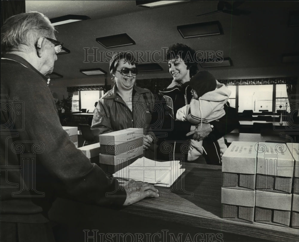 1982 Press Photo Family at Cheese Distribution Germantown Senior Activity Center-Historic Images