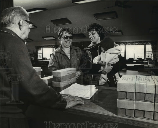 1982 Press Photo Family at Cheese Distribution Germantown Senior Activity Center-Historic Images