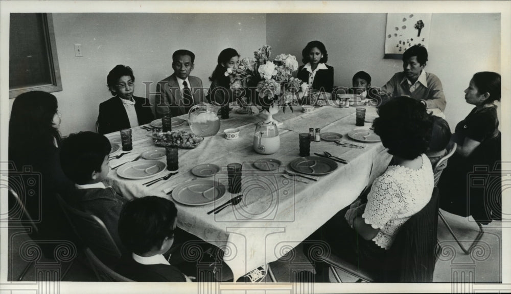 1975 Press Photo Cambodian Refugee Cheng Heng with and Family Having Dinner - Historic Images