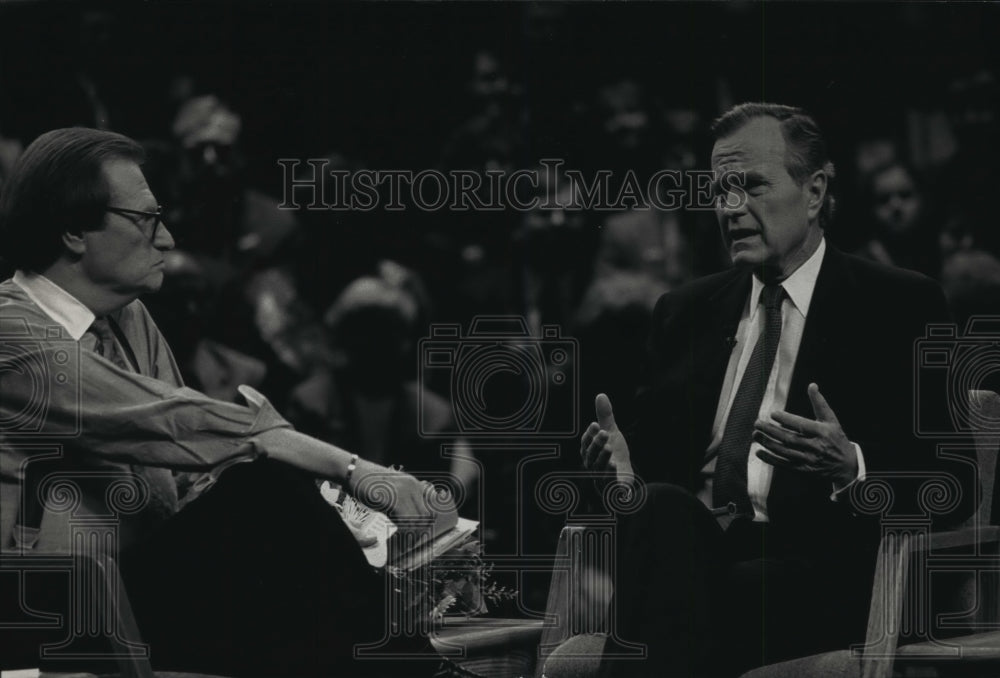 1992 Press Photo President Bush Speaks with Larry King before Broadcast - Historic Images