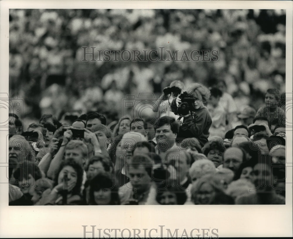 1992 Press Photo Supporters Trying to Get a Better View of President Bush-Historic Images
