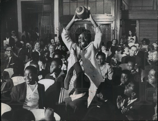 1966 Press Photo Rosetta Walters caught a football in Milwaukee, Wisconsin-Historic Images