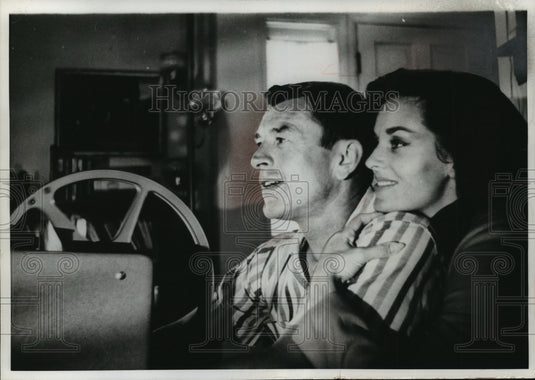 1967 Press Photo Frank Aletter and Lee Meriwether watching home movies-Historic Images