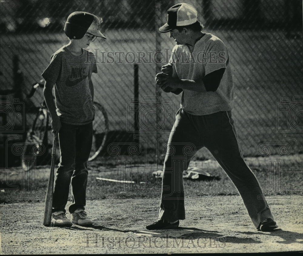1985 Press Photo Coach Bob Larsen and Mike Groeschel Discuss Baseball- Historic Images