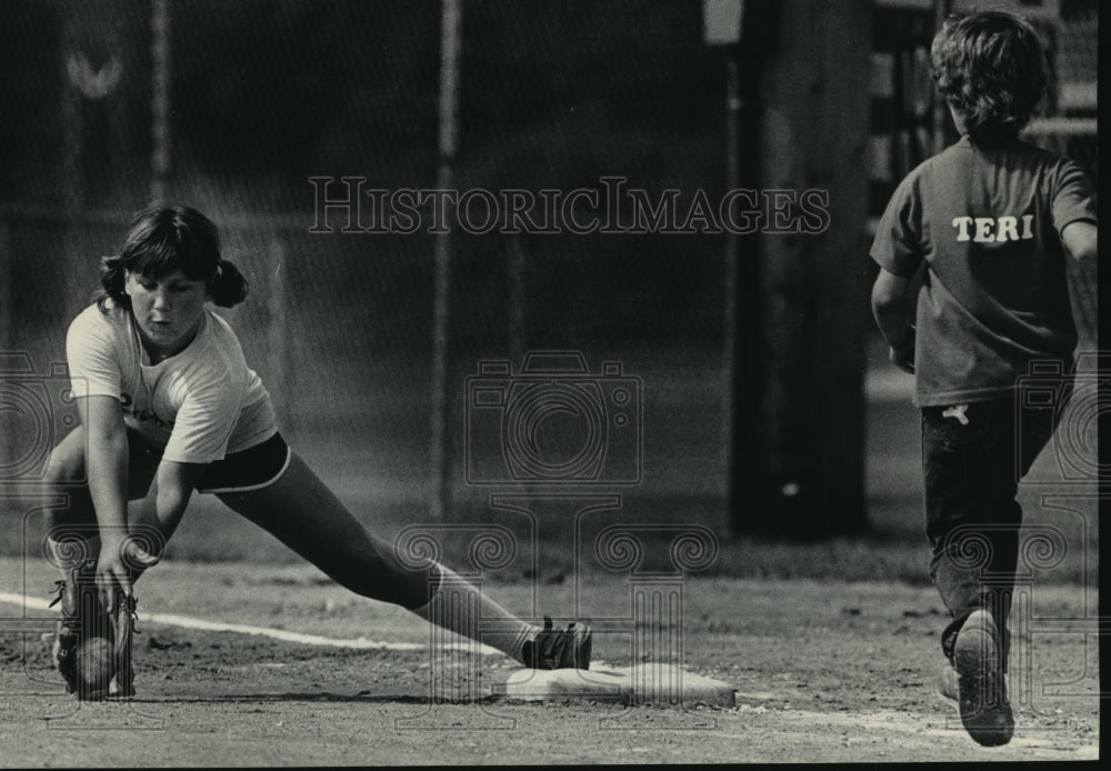 1984 Press Photo Brewer Player Jill Walters Puts Out Red Sox player Wisconsin- Historic Images