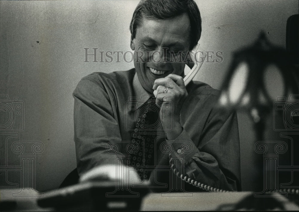 1992 Press Photo Senate Candidate Joe Checota Phone Campaigning - mja62710-Historic Images